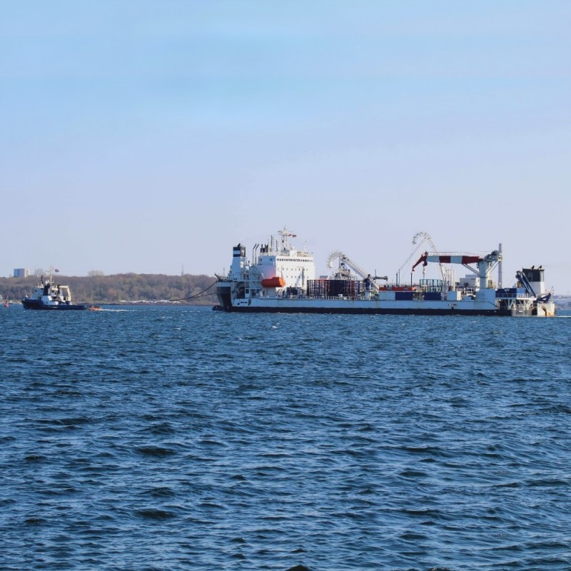 Using guard vessels to protect subsea cable laying.